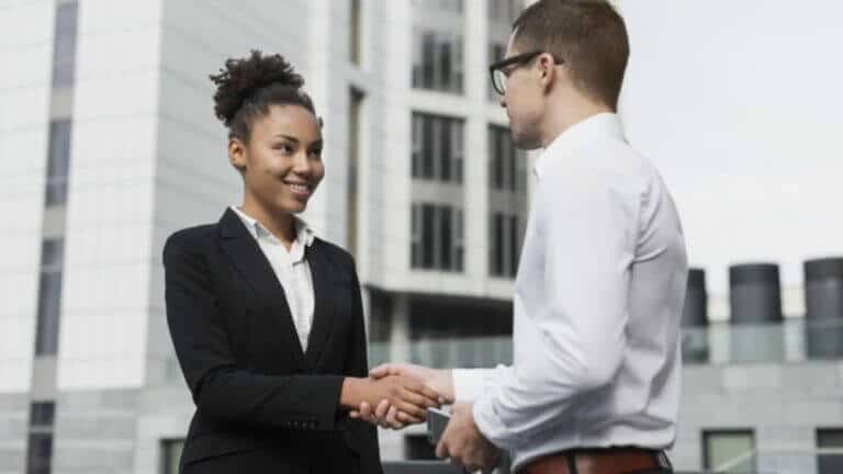 aperto de mão-responsabilidade social empresarial