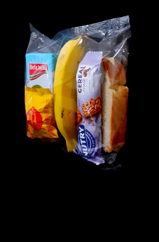 Lanche embalado individualmente. Suco, sanduiche, barra de cereal, banana e bombom