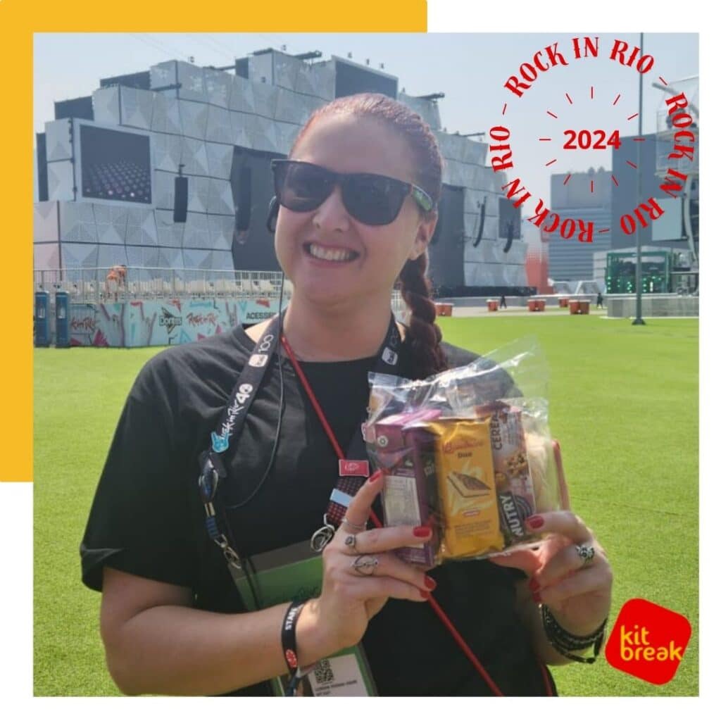 Kit Lanche para Evento: A Solução Prática para Empresas e Organizadores. 1 Uma cliente segurando um Kit lanche no Rock in Rio-2024
