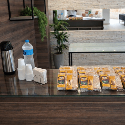 café na sala de reunião.