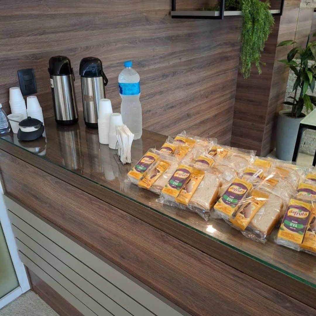 bancada com kit desjejum exposto em um laboratório