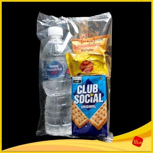Kit Lanche propnto para servir: Água, bolinho, club social e bombom.