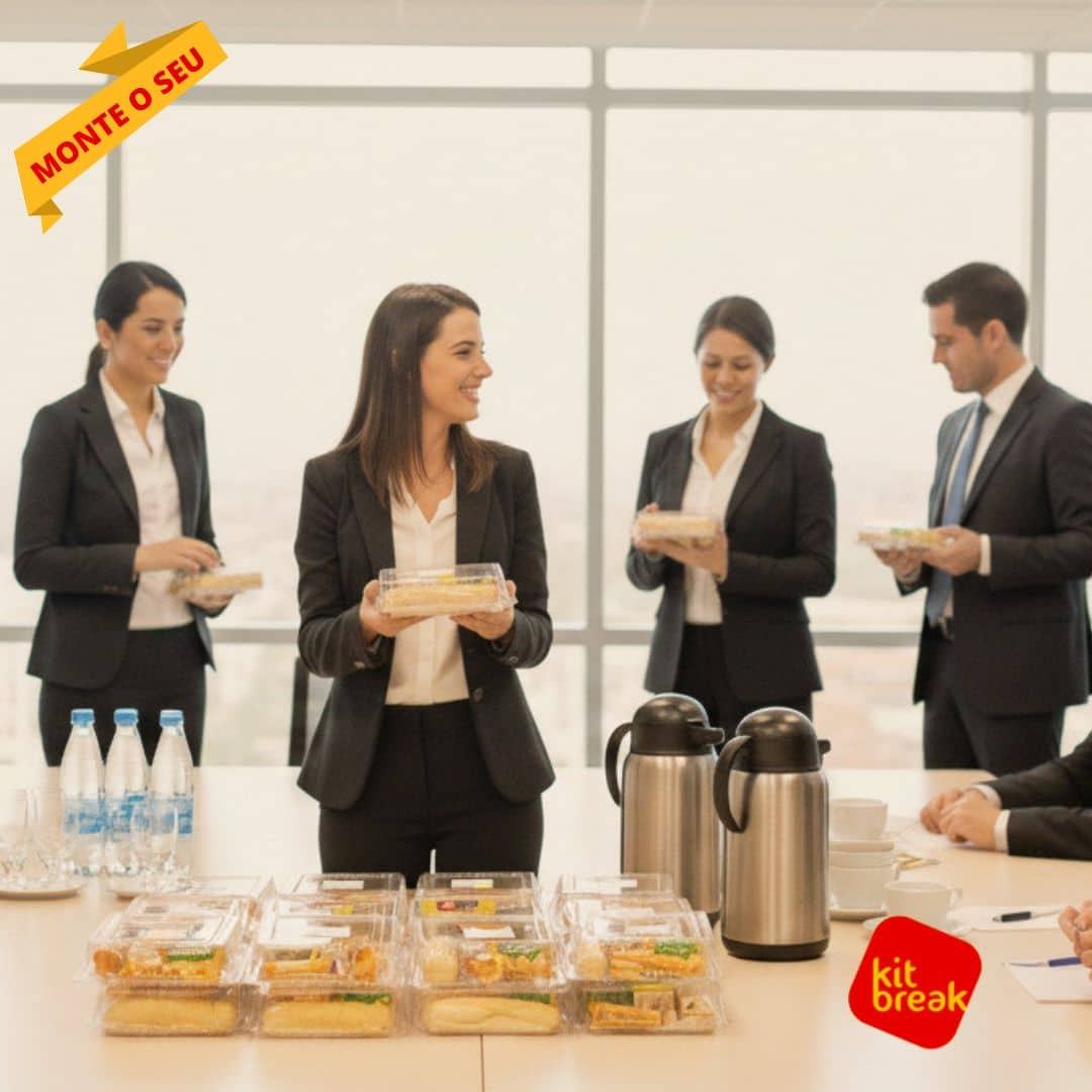 Soluções de Kit Lanche Corporativo para Cada Necessidade. 1 Pessoas numa sal de reunião com Kit lanche corporativo nas mãos