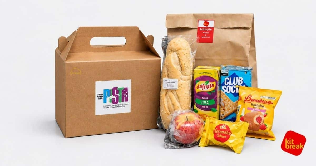 Caixa kraft com adesivo personalizado e sacola de papel com kit lanche completo: pão, suco, biscoito, bolinho e maçã