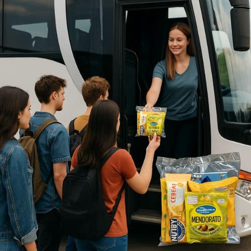 Kit lanche sendo distribuido por uma passoa. Distribuição rápida e organizada.