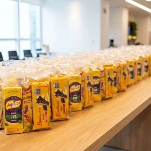 Kit lanche organizado em cima de mesa para evento