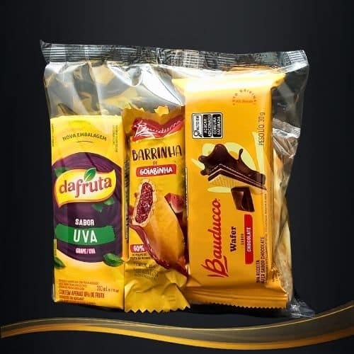 Kit lanche individual lacrado entregue no Rio de Janeiro pronto para distribuição.