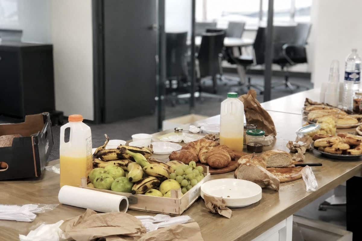 Mesa de lanche improvisada para grupo exigindo montagem e organização