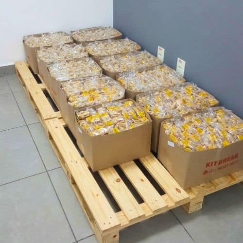 Kit lanches embalados individualmente organizados em caixas para distribuição em grande escala.