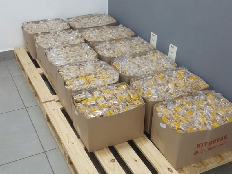 Caixas de kit lanche organizadas em pallet prontas para entrega em volume no RJ.