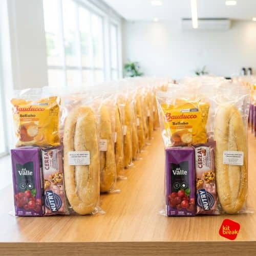 Kit Lanche individual para Empresas e Eventos no Rio de Janeiro | Kit Break 2 Kit lanche individual lacrado organizado em fileiras para evento corporativo de grande porte