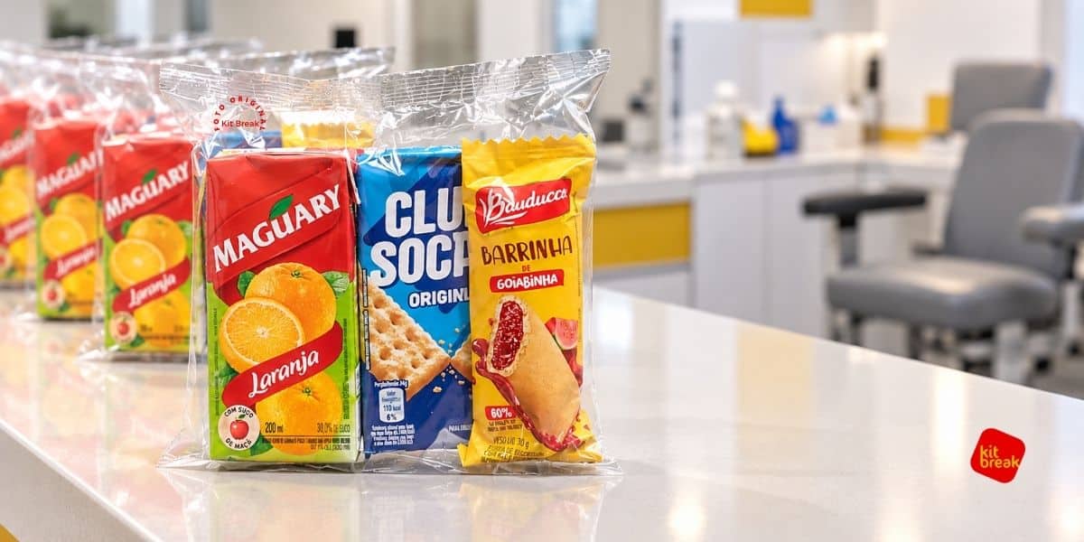 Desjejum pós-exames para laboratórios, clínicas e hospitais no RJ. 1 Kit Lanche individual lacrado para desjejum pós-exames em bancada de laboratório no Rio de Janeiro, pronto para distribuição aos pacientes