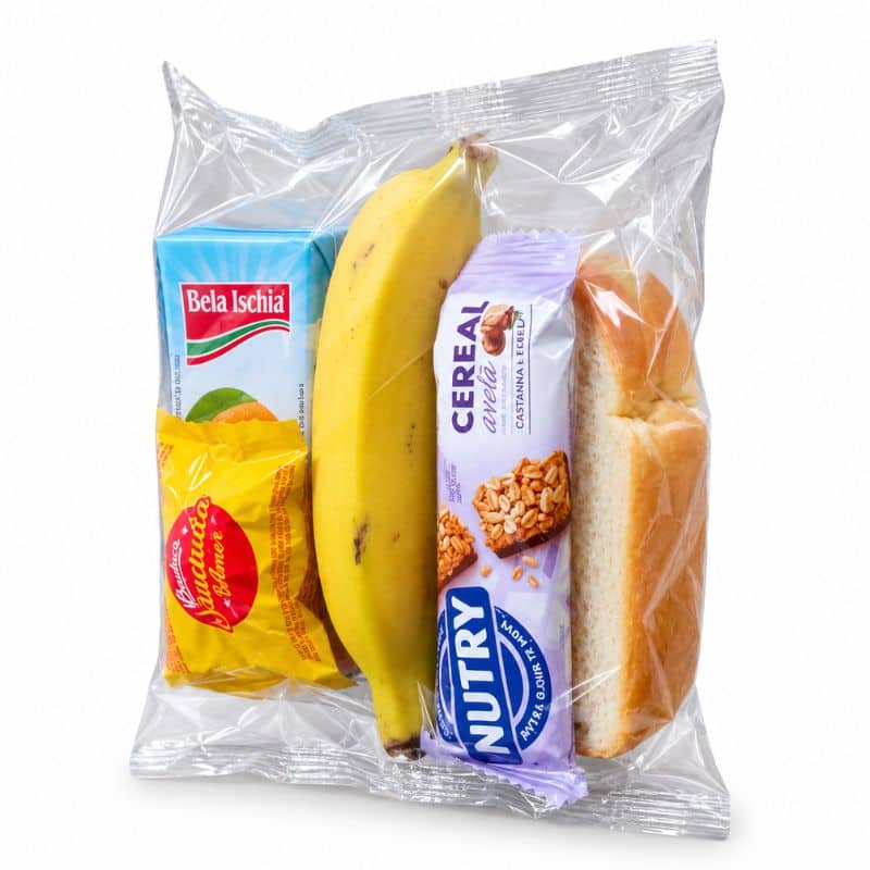 Kit Lanche reforçado para coffee break, lacrado em Flow Pack, com pão de forma, banana, suco, barra de cereal e bombom, para eventos de dia inteiro