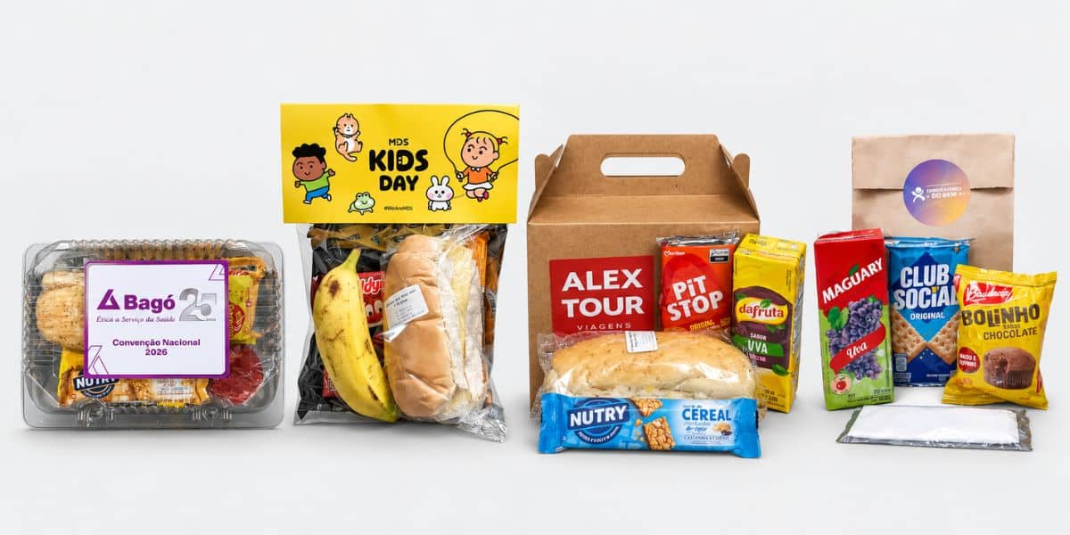 Kit Lanche temático e personalizado 1 Quatro kit lanches personalizados com adesivo e topo impresso em embalagens diferentes, prontos para distribuição em eventos no Rio de Janeiro
