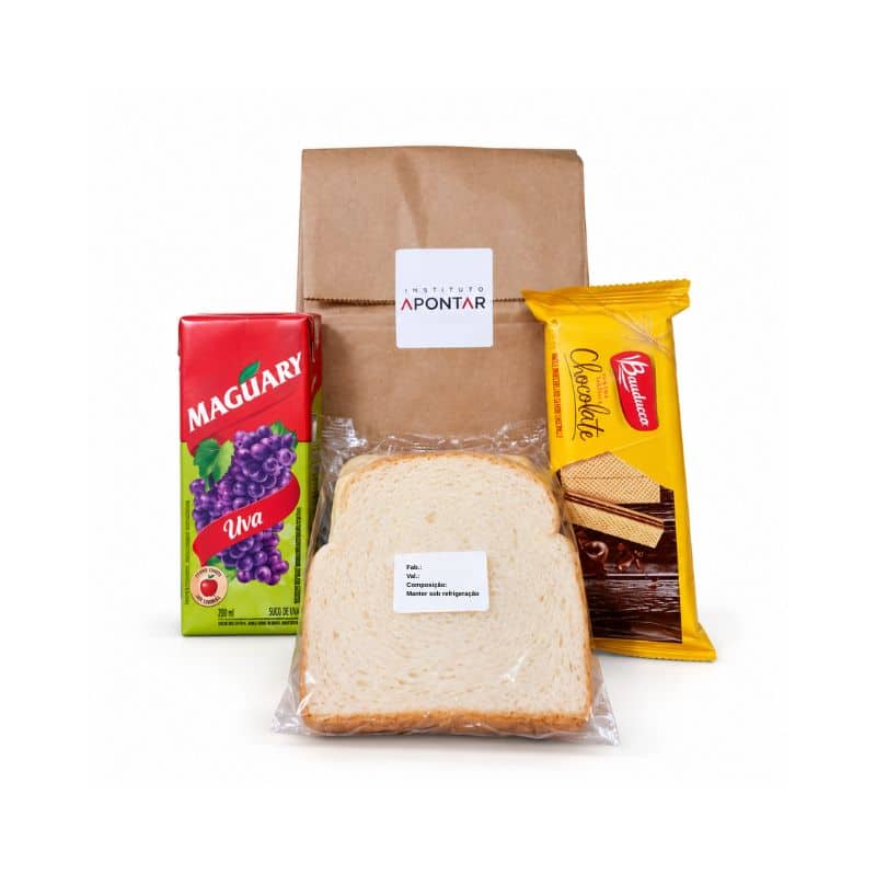 Kit Lanche temático em saco kraft com adesivo do Instituto Apontar, com sanduíche, suco e wafer, no Rio de Janeiro