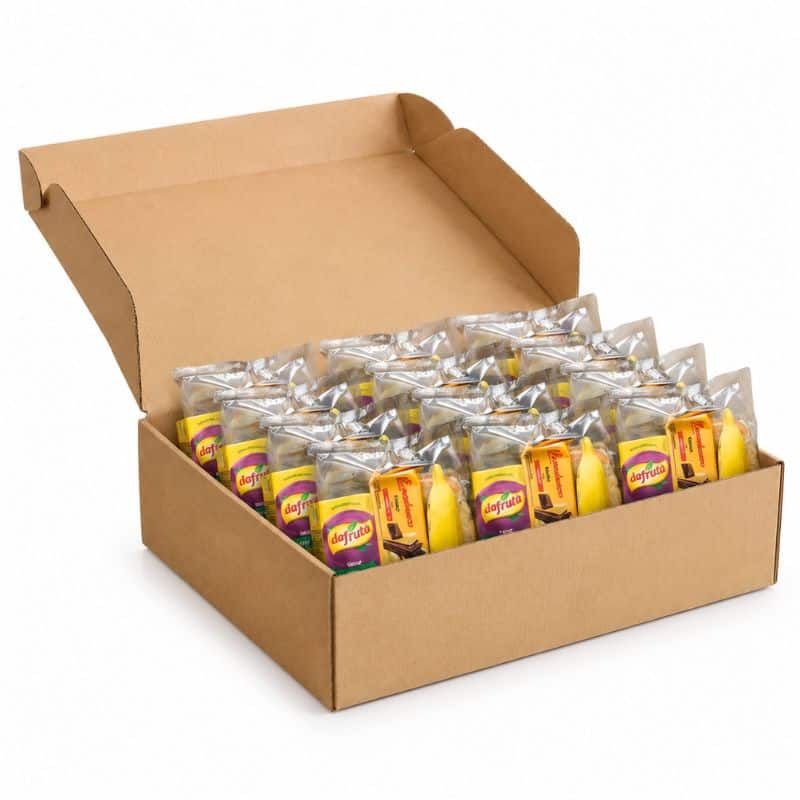 Caixa de papelão aberta com Kit Lanches individuais lacrados em Flow Pack, prontos para distribuição rápida em eventos corporativos e congressos